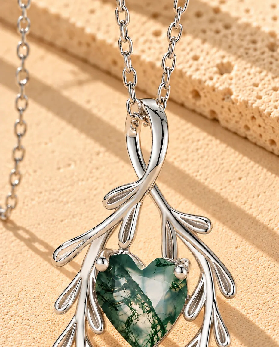 Heart Moss Agate Branch Necklace in 925 Sterling Silver - close-up of the moss agate and its setting