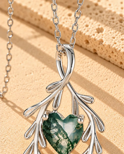 Heart Moss Agate Branch Necklace in 925 Sterling Silver - close-up of the moss agate and its setting